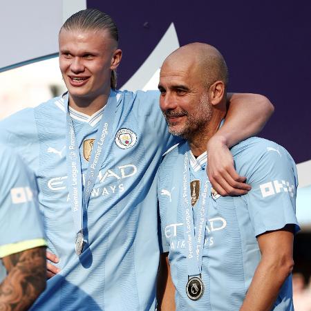 Erling Haaland e Pep Guardiola durante comemoração do título inglês da temporada 2023/24