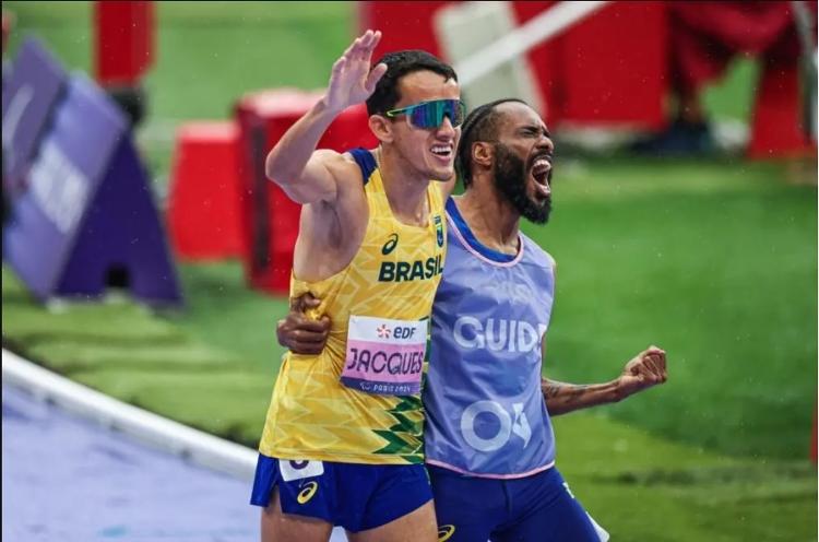 Yeltsin Jacques ganha o ouro nos 1500m nos Jogos Paralímpicos de Paris