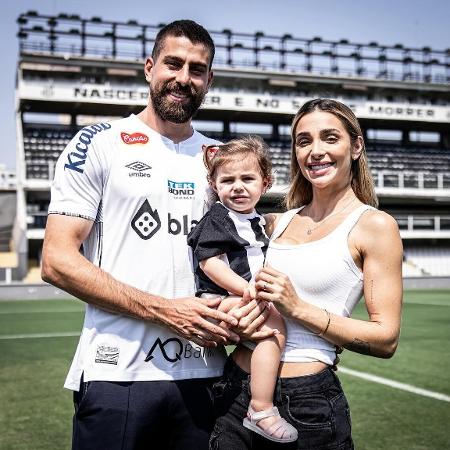 Luan Peres, do Santos, ao lado da esposa e da filha - @raulbaretta_photo / Santos FC