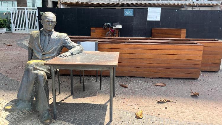 Estátua de Ary Barroso fica no local onde aconteceu pancadaria entre torcedores de Fla e Peñarol