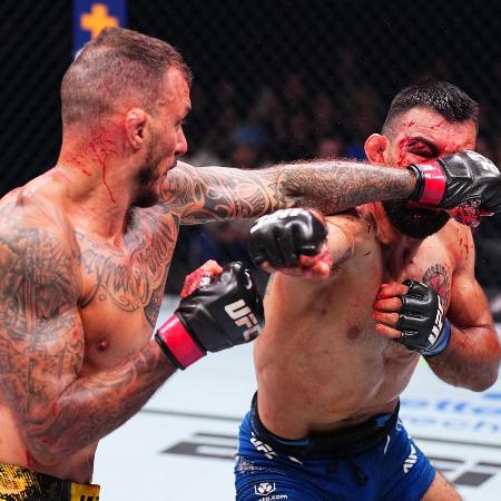 Renato Moicano golpeia rosto de Benoit Saint Denis durante UFC Paris