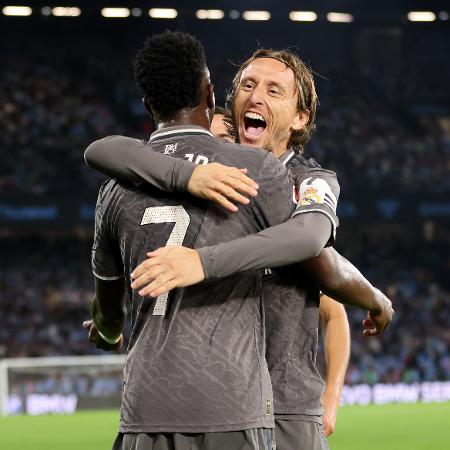 Modric abraça Vinícius Júnior após gol do Real Madrid contra o Celta, pelo Campeonato Espanhol