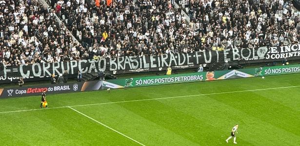 Manifestação da torcida corintiana contra CBF durante jogo contra Flamengo.