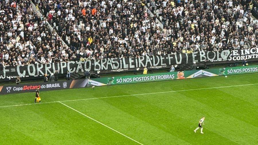 Torcedores do Corinthians esticam faixa em protesto contra a CBF