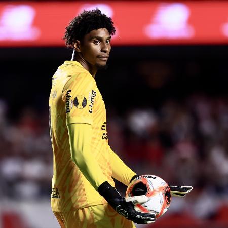 Hugo Souza durante jogo entre São Paulo e Corinthians no Paulistão