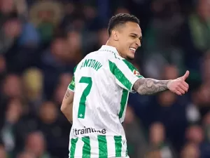 Antony renasce no Betis, mas não tem mais clima para voltar ao United