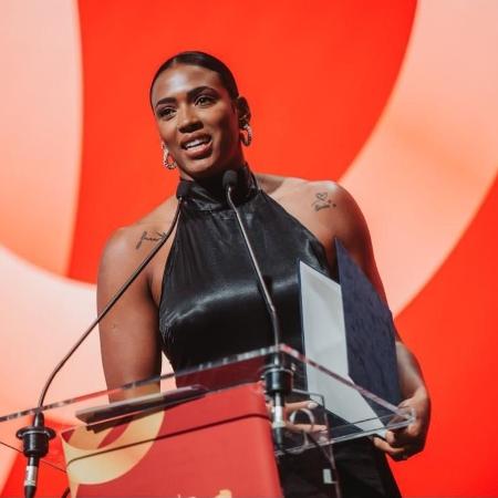 Tamires Araújo, jogadora de handebol da seleção brasileira, recebe prêmio de Fair Play. - Divulgação.
