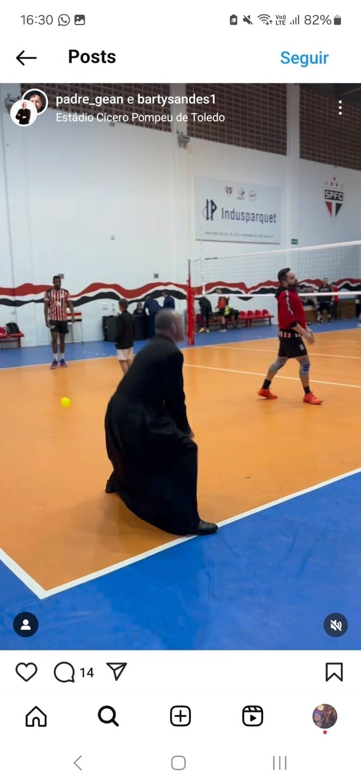 Padre Gean Medeiros joga voleibol de batina e chama atenção nas redes sociais