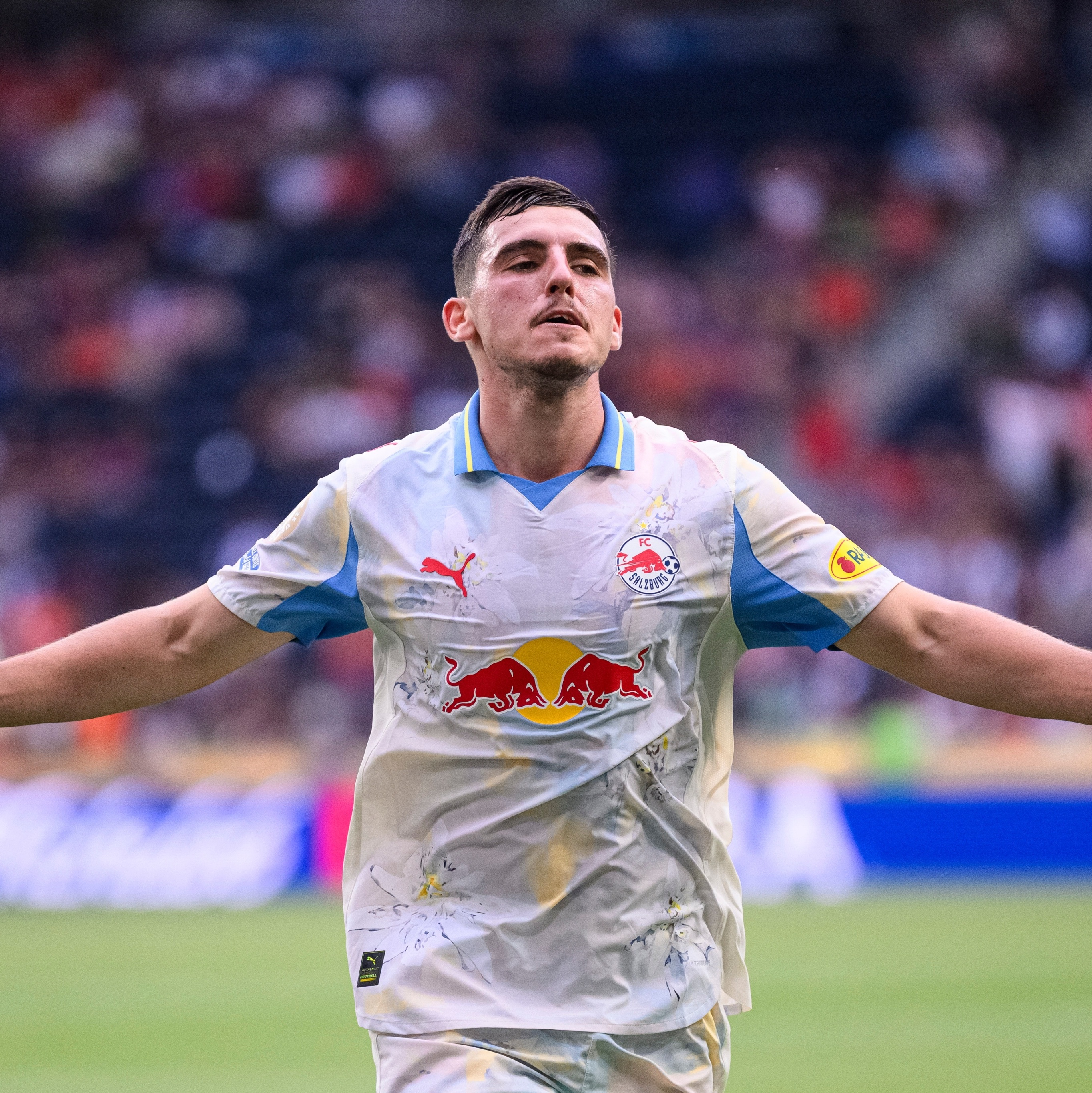 Oscar Gloukh, do RB Salzburg, ao marcar gol na partida contra o Pachuca (Foto: Marcio Machado/Eurasia Sport Images/Getty Images)