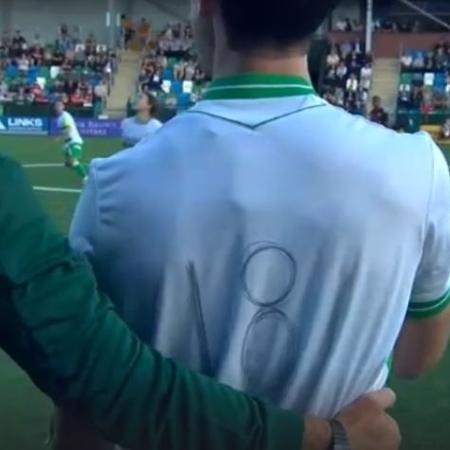 Rory Holden usou camisa com gambiarra durante rodada de abertura da Champions