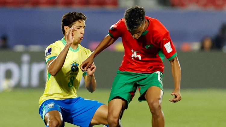 João Cruz, do Brasil, e Zahouani, de Marrocos, brigam pela bola em jogo do Mundial sub-20 João Cruz, do Brasil, e Zahouani, de Marrocos, brigam pela bola em jogo do Mundial sub-20