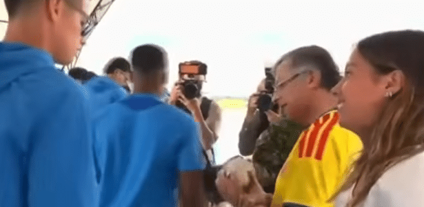 Cover image for Jogador James Rodríguez pede desculpas à filha do presidente da Colômbia