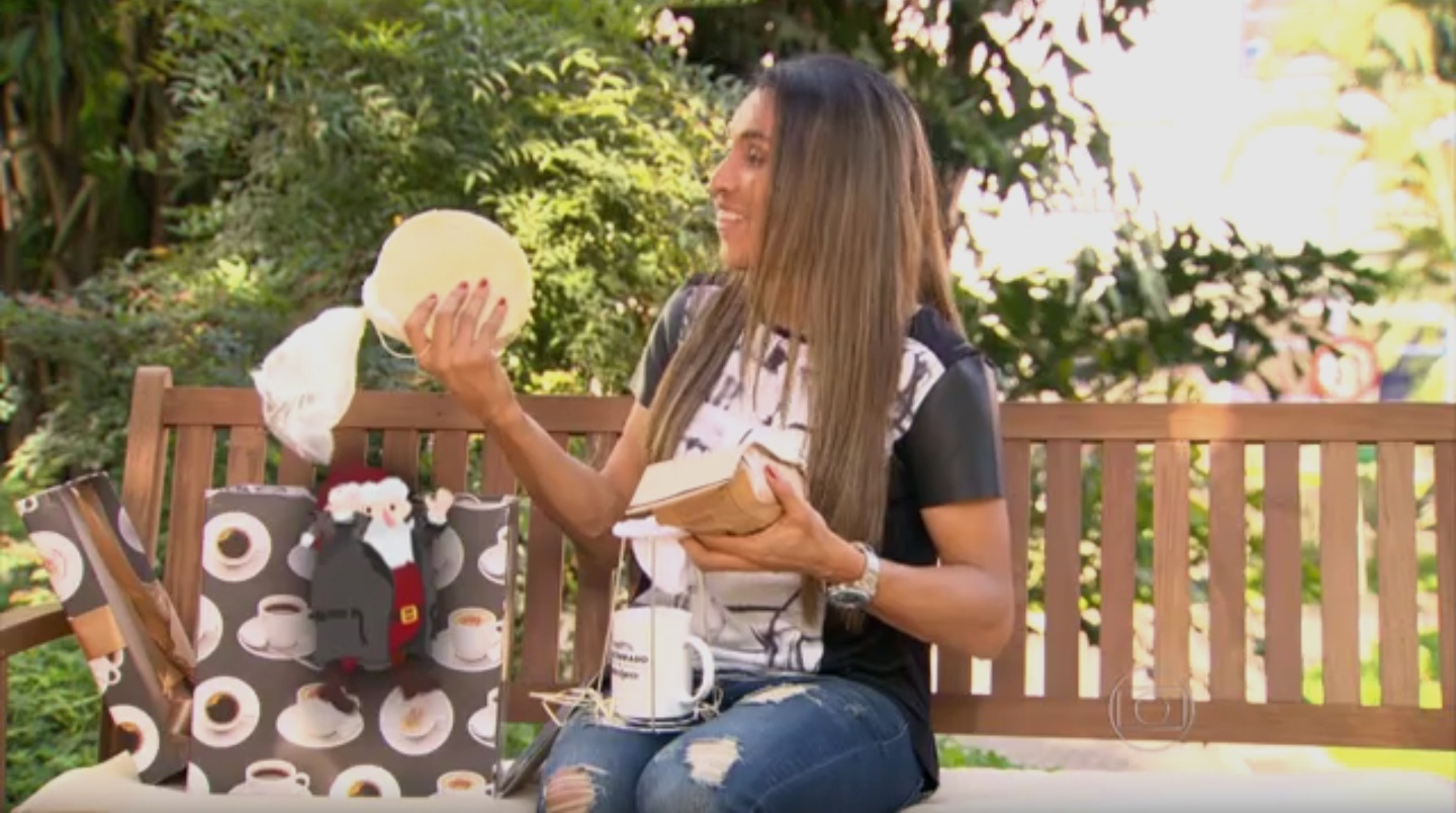 Lucas Lucco presenteou Marta com um kit mineiro, com itens como um queijo e um coador de café - Reprodução