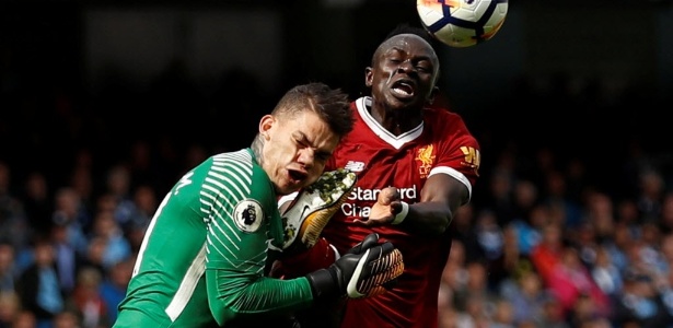 Ederson se choca com o meia-atacante Mané, do Liverpool - LEE SMITH/Action Images via Reuters