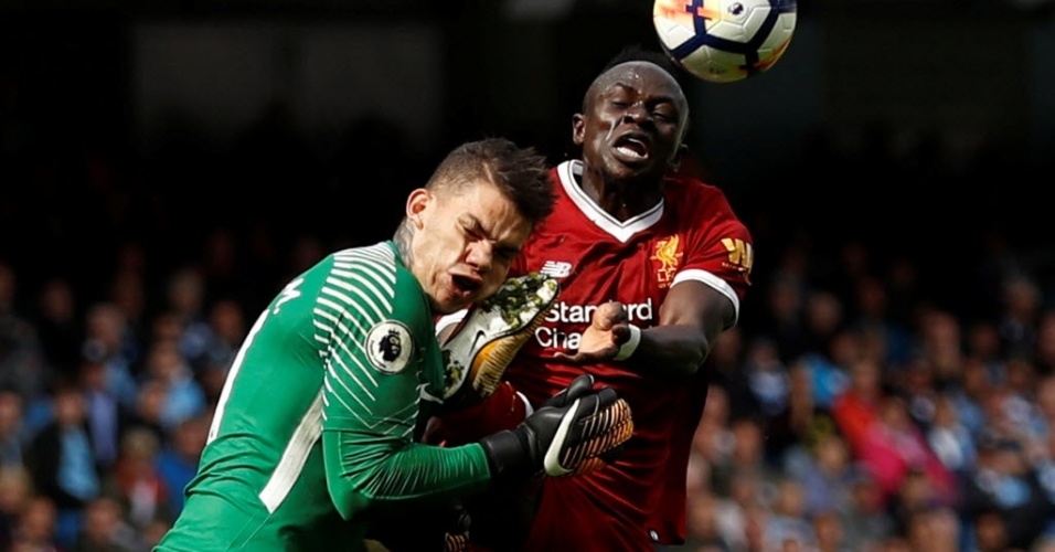 Ederson se choca com o atacante Mane, do Liverpool
