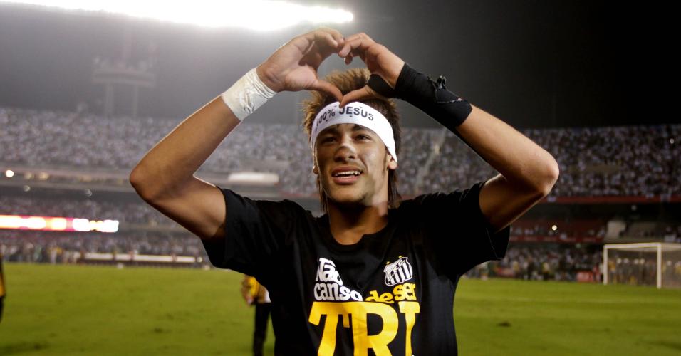 Neymar comemora o título paulista de 2012, pelo Santos, com a camisa 