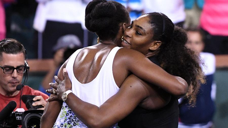 Serena Williams e Venus Williams se abraçam após jogo em Indian Wells  - Nevork Djansezian/AFP