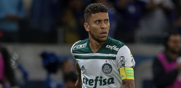 Marcos Rocha em ação pelo Palmeiras durante jogo contra o Cruzeiro - Pedro Vale/AGIF