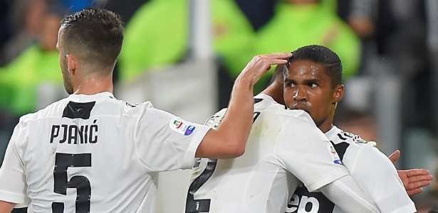 Douglas Costa comemora com os companheiros o segundo gol da Juventus contra o Cagliari - Massimo Pinca/Reuters - Massimo Pinca/Reuters
