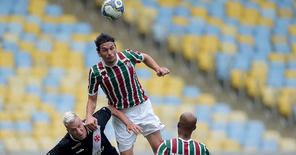 Maxi Lopez e Matheus Ferraz disputam a bola durante a partida entre Fluminense e Vasco