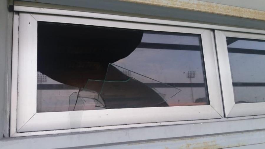 Neto Pitbull, do Iranduba, quebra janela do vestiário após ser expulso no Amazonense - Reprodução/Súmula