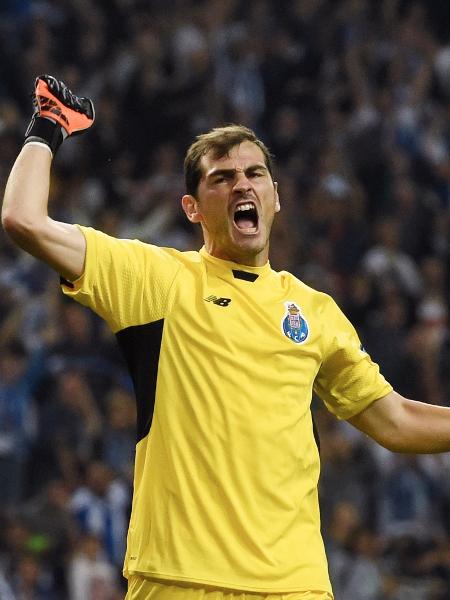 Casillas comemora durante jogo do Porto, seu último clube - AFP PHOTO / FRANCISCO LEONG