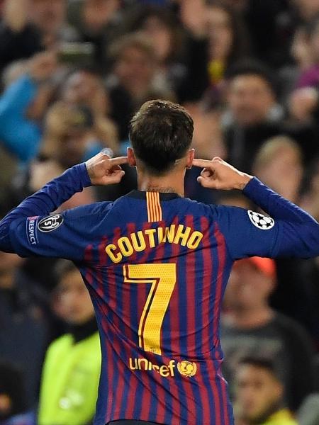 Coutinho comemora gol do Barça e coloca dedos nos ouvidos - LLUIS GENE / AFP