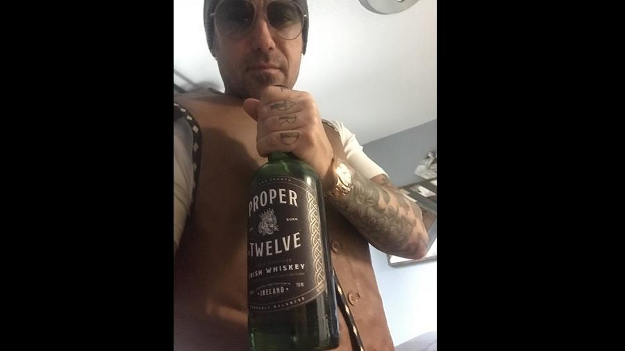 Pai de Justin Bieber, Jeremy Bieber com uma garrafa do whisky do lutador Conor McGregor - Reprodução/Instagram