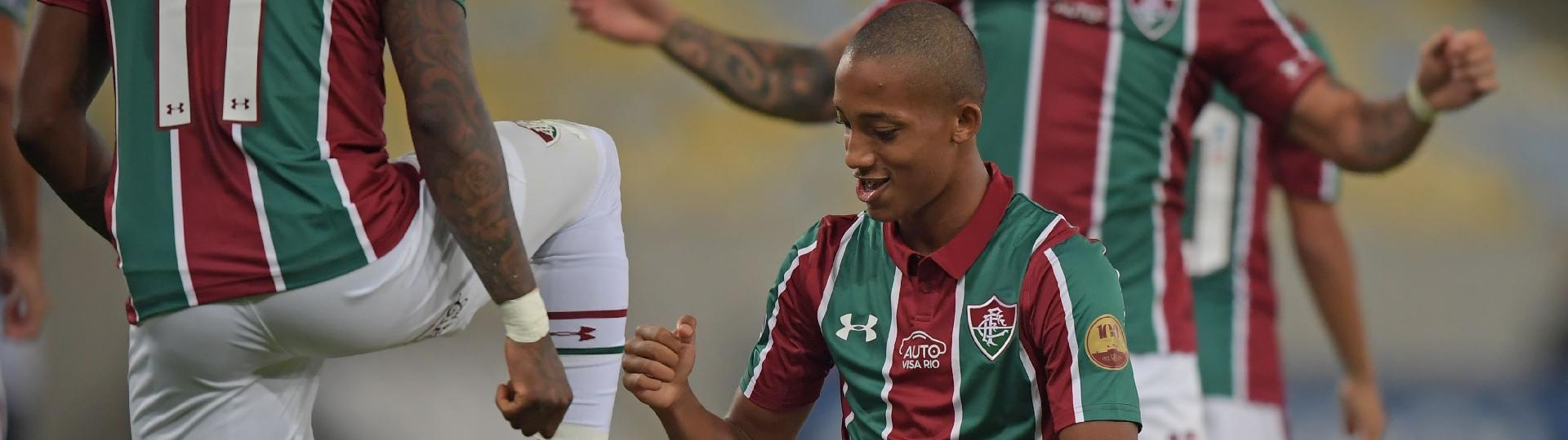 João Pedro comemora com Yony Gonzalez após marcar para o Fluminense contra o Atlético Nacional contra o Copa Sul-Americana