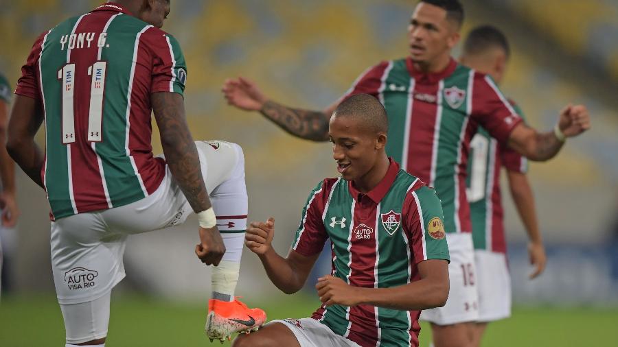 João Pedro comemora com Yony após marcar para o Fluminense contra o Atlético Nacional  - Carl de Souza/AFP