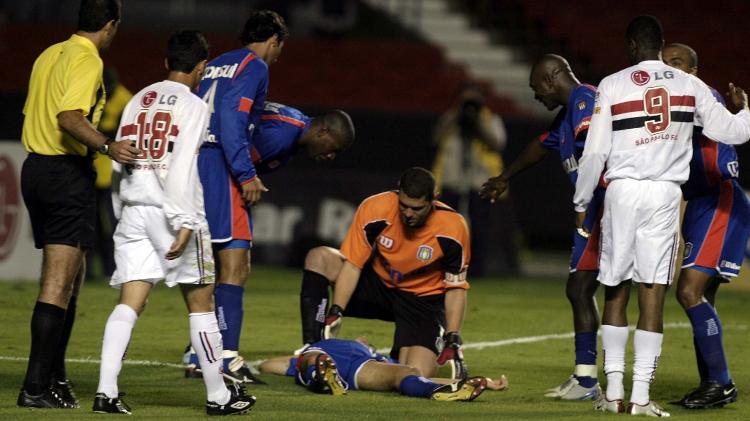 Zagueiro Serginho passou mal durante partida entre São Caetano e São Paulo. O atleta sofreu um ataque cardíaco em campo em 2004