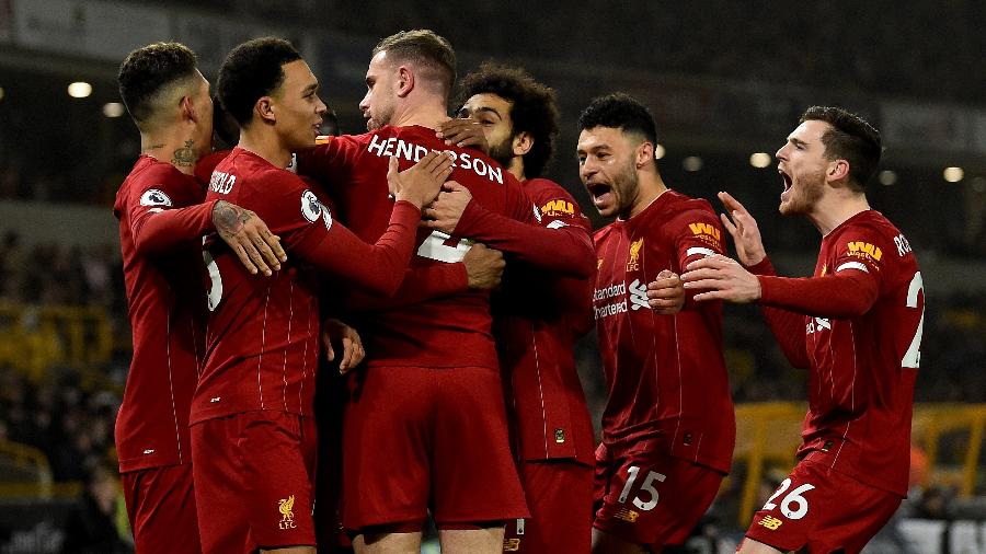 Jogadores do Liverpool comemoram gol de Henderson contra o Wolverhampton - Andrew Powell/Liverpool FC via Getty Images