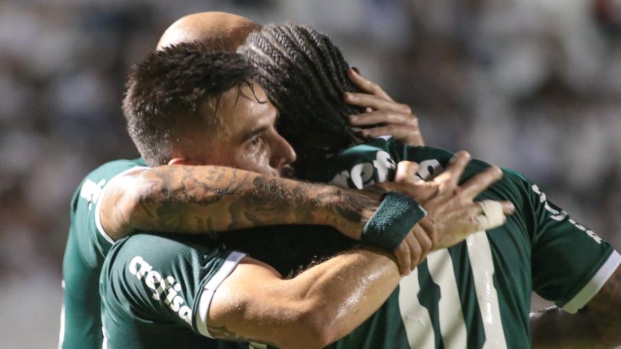 Willian e Luiz Adriano comemoram gol do Palmeiras - Marcello Zambrana/AGIF