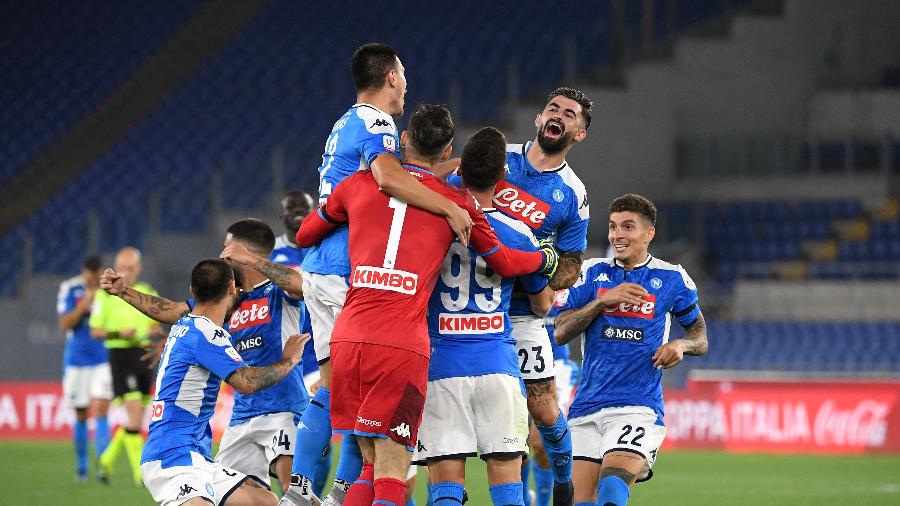 Jogadores do Napoli comemoram título da Copa da Itália após vitória nos pênaltis contra a Juventus - REUTERS/Alberto Lingria