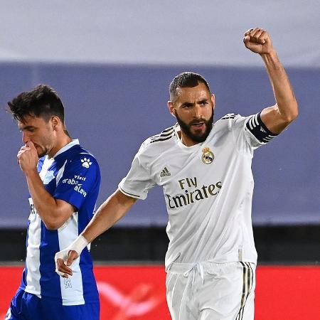 Benzema comemora gol do Real Madrid contra o Alavés, pelo Campeonato Espanhol - GABRIEL BOUYS / AFP