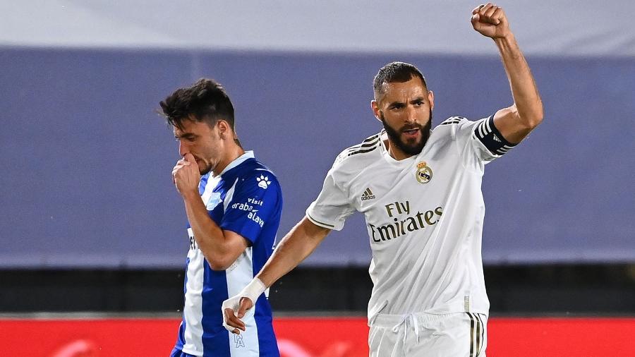 Benzema comemora gol do Real Madrid contra o Alavés, pelo Campeonato Espanhol - GABRIEL BOUYS / AFP