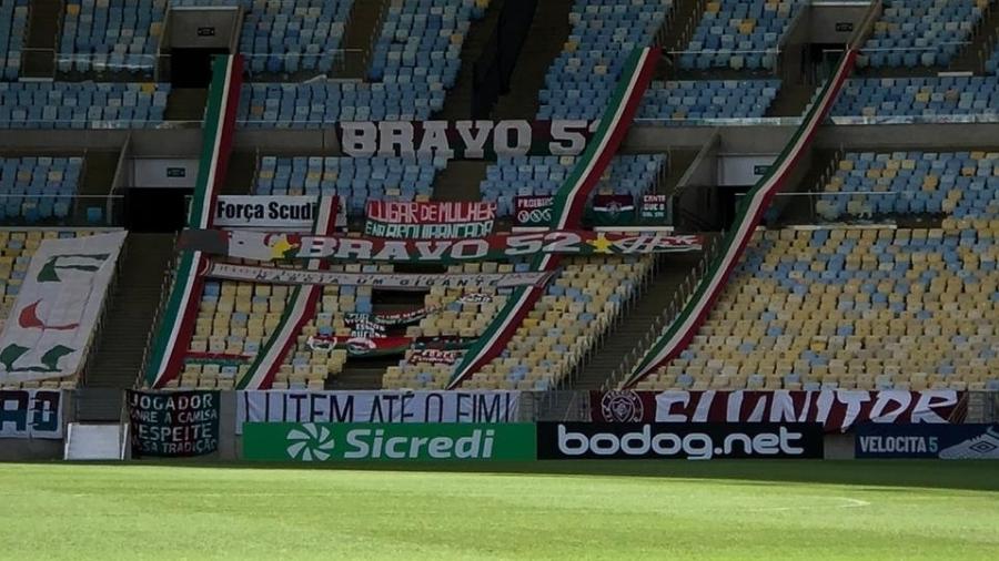 Faixas e adereços da torcida do Fluminense instalados no Maracanã para jogo pelo Brasileirão sem torcedores presentes - Arquivo pessoal