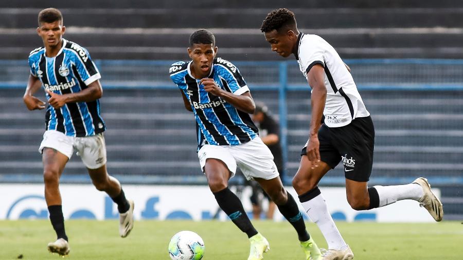 O atacante do Corinthians sub-20 Cauê durante partida contra o Grêmio pelo Brasileirão da categoria - Rodrigo Gazzanel/Agência Corinthians