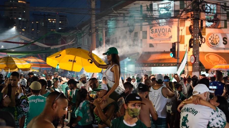 Ambulantes vendendo cervejas (guarda-sol amarelo) e produtos do Palmeiras marcaram a festa e a aglomeração da torcida dos arredores do Allianz  - André Porto/UOL