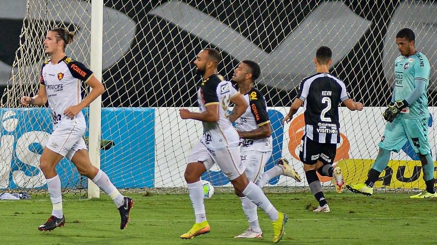 Jogadores do Sport comemoram gol sobre o Botafogo em jogo do Brasileirão - NAYRA HALM/FOTOARENA/FOTOARENA/ESTADÃO CONTEÚDO