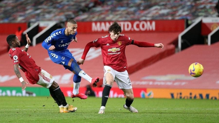Richarlison tenta marcar na partida entre Everton e Manchester United - Alex Pantling / POOL / AFP