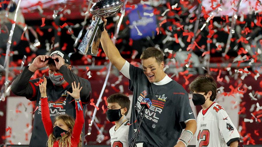Tom Brady recebe o troféu da NFL após os Buccaneers vencerem os Chiefs no Super Bowl LV - Kevin C. Cox/Getty Images