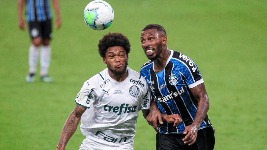 Luiz Adriano (Palmeiras) e Paulo Miranda (Grêmio) durante a final da Copa do Brasil - Fernando Alves/AGIF