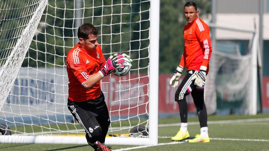 Iker Casillas em ação durante treino do Real Madrid sendo observado por Keylor Navas, em 2014 - Angel Martinez/Real Madrid via Getty Images