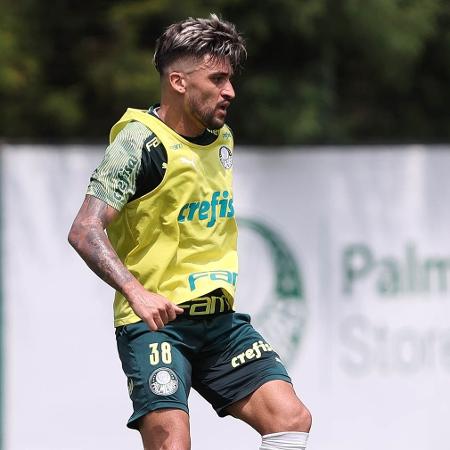 O jogador Victor Luis durante treinamento, na Academia de Futebol - Cesar Greco