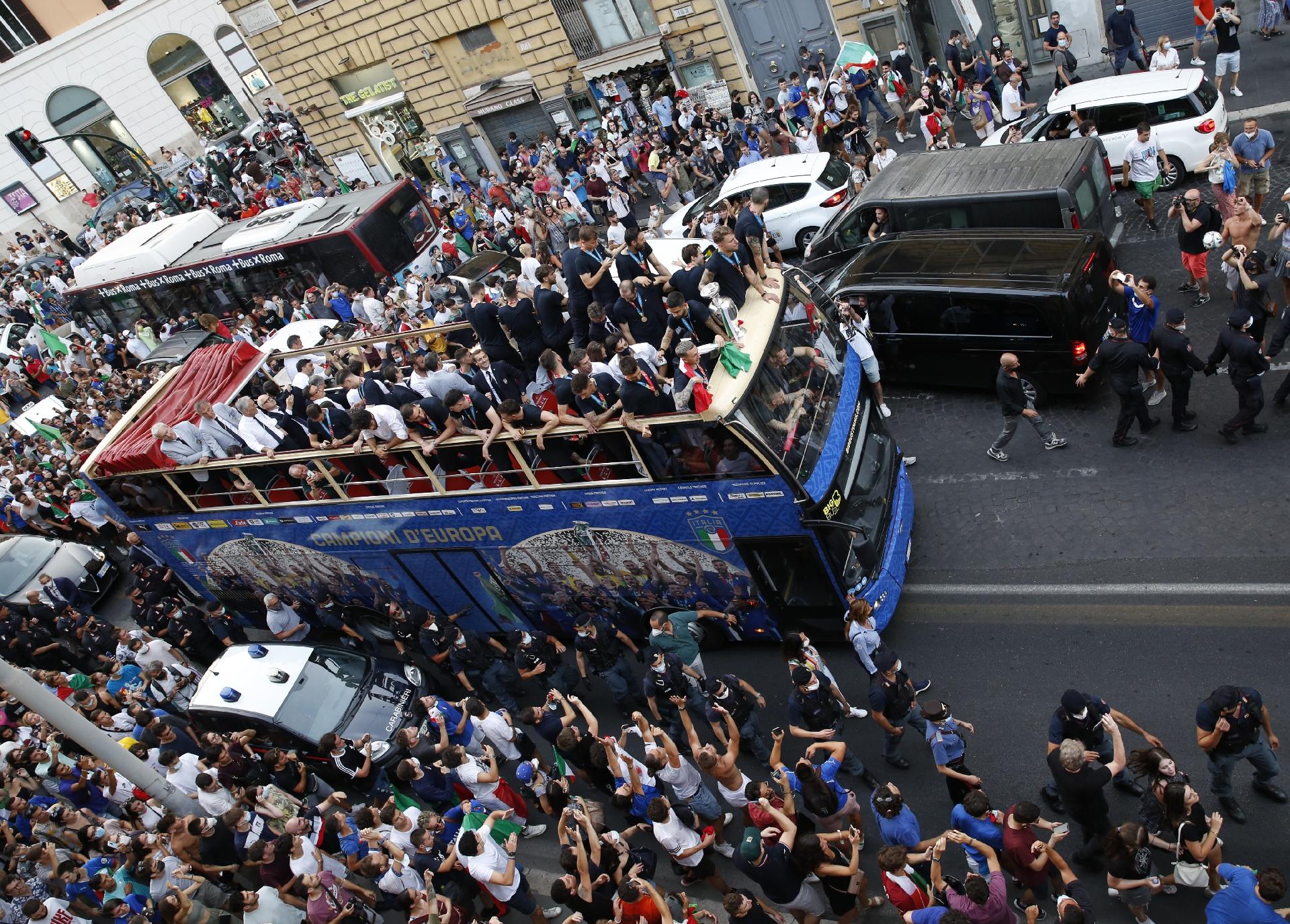 Soccer Football - Euro 2020 - The Italy team drive through Rome on a open top bus tour after they won Euro 2020 - Rome, Italy - July 12, 2021 Fans celebrate as Italy's players react on the bus during the tour REUTERS/Remo Casilli - REMO CASILLI/REUTERS