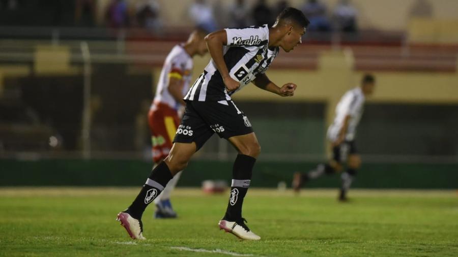 Vinicius Balieiro em ação pelo Santos contra a Juazeirense - Ivan Storti