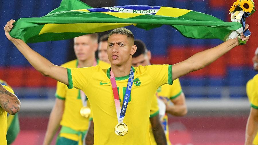 Richarlison foi medalha de ouro com a seleção brasileira nas Olimpíadas de Tóquio - TIZIANA FABI/AFP