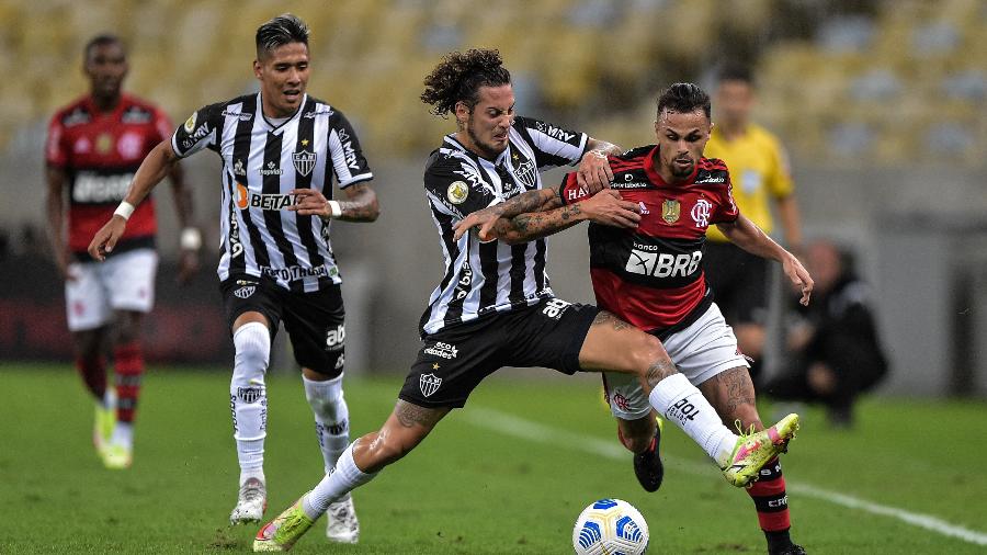 Michael tenta escapar da marcação de Guga no duelo entre Flamengo e Atlético-MG - Thiago Ribeiro/AGIF