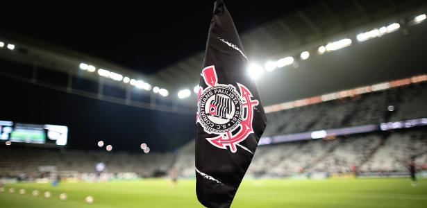 Corinthians quita salários atrasados do elenco e busca fôlego financeiro